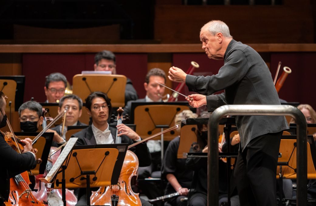 Hans Graf conducts the Singapore Symphony Orchestra &copy; Singapore Symphony Orchestra | Aloysius Lim