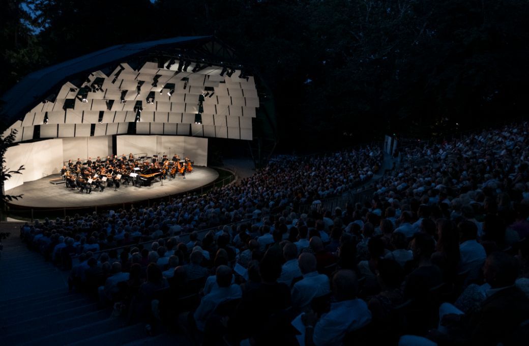 Alexandre Kantorow &agrave; La Roque d'Anth&eacute;ron, avec le Sinfonia Varsovia et Aziz Shokhakimov &copy; Valentine Chauvin