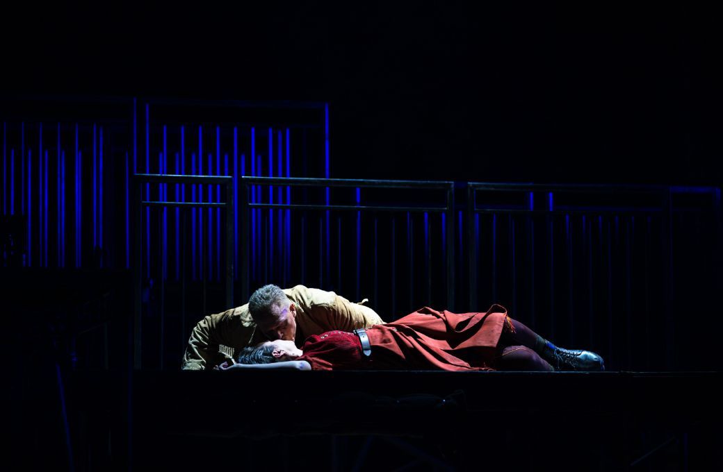 Neal Cooper (Siegfried) and Lee Bisset (Br&uuml;nnhilde) in <i>Siegfried</i> &copy; Alex Brenner