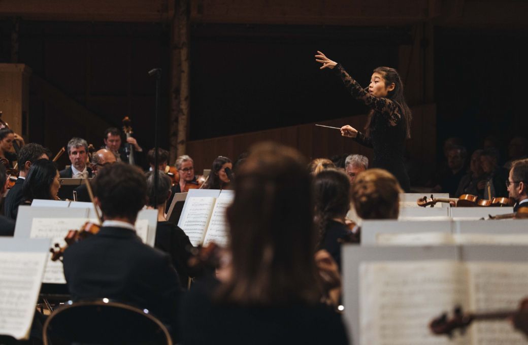 Elim Chan dirige l'Orchestre national de Lyon &copy; Matthieu Joffres
