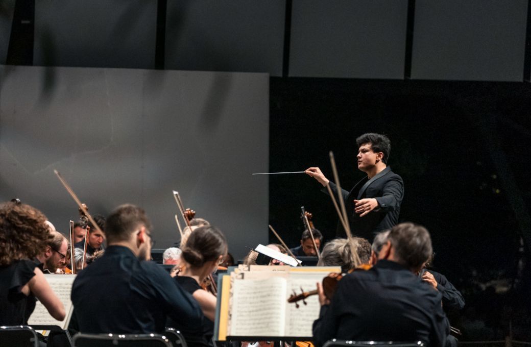 Aziz Shokhakimov et le Sinfonia Varsovia &copy; Valentine Chauvin