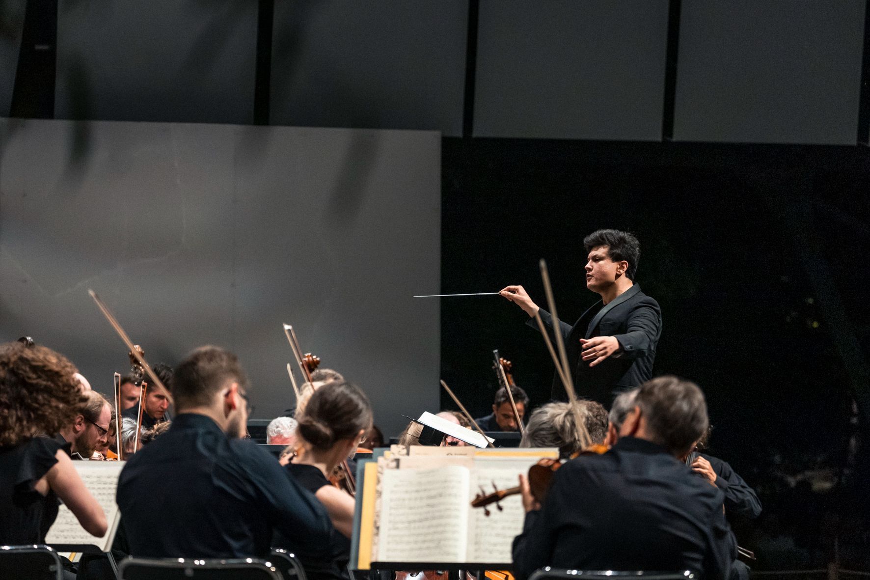 Aziz Shokhakimov et le Sinfonia Varsovia &copy; Valentine Chauvin