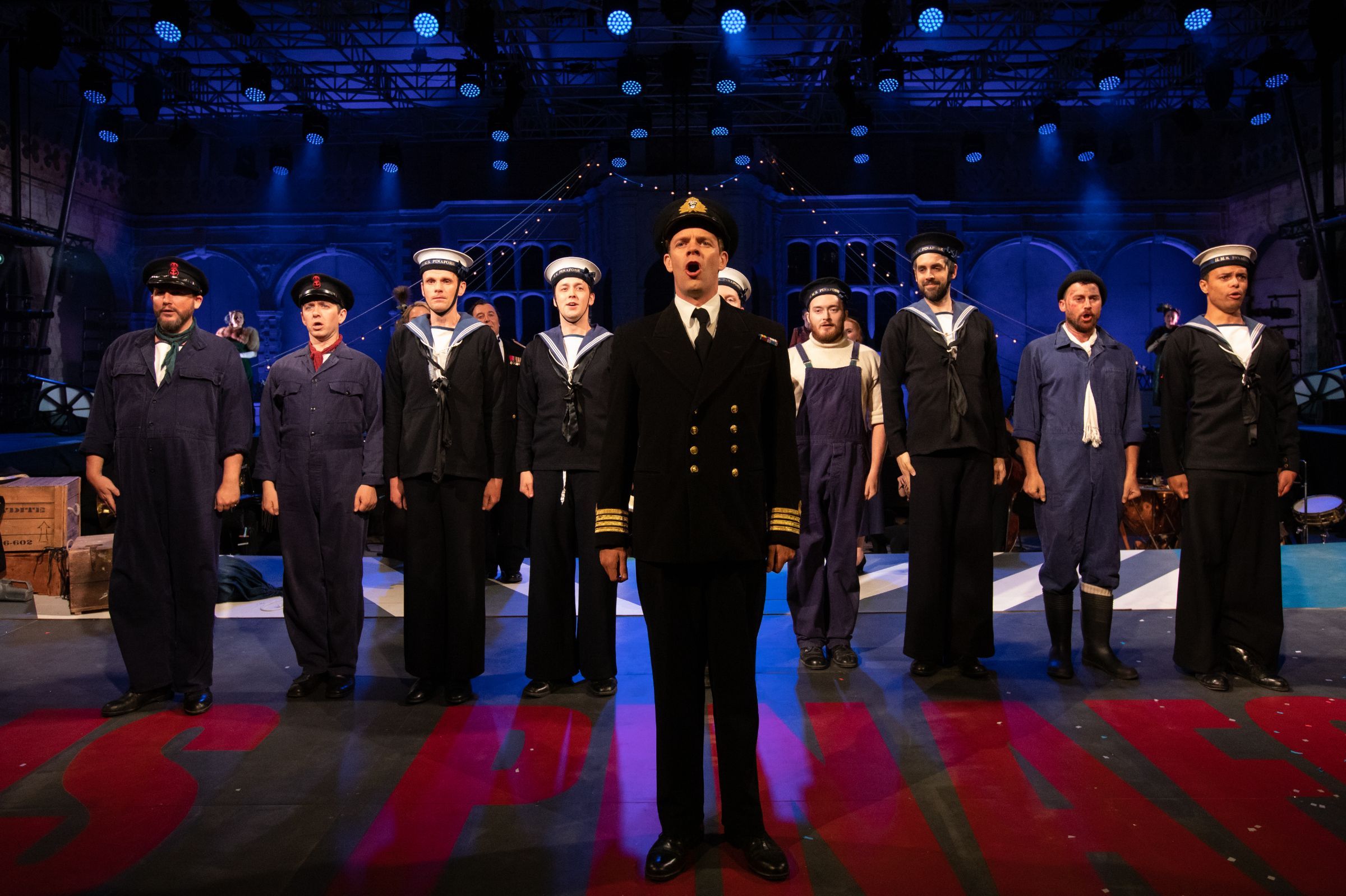 Peter Kirk (Ralph Rackstraw) and the Opera Holland Park Chorus © Ali Wright