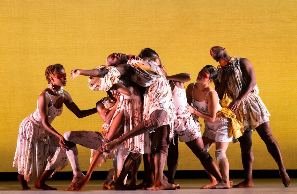 A.I.M by Kyle Abraham ensemble in <i>Requiem: Fire in the Air of the Earth</i> © Erin Baiano