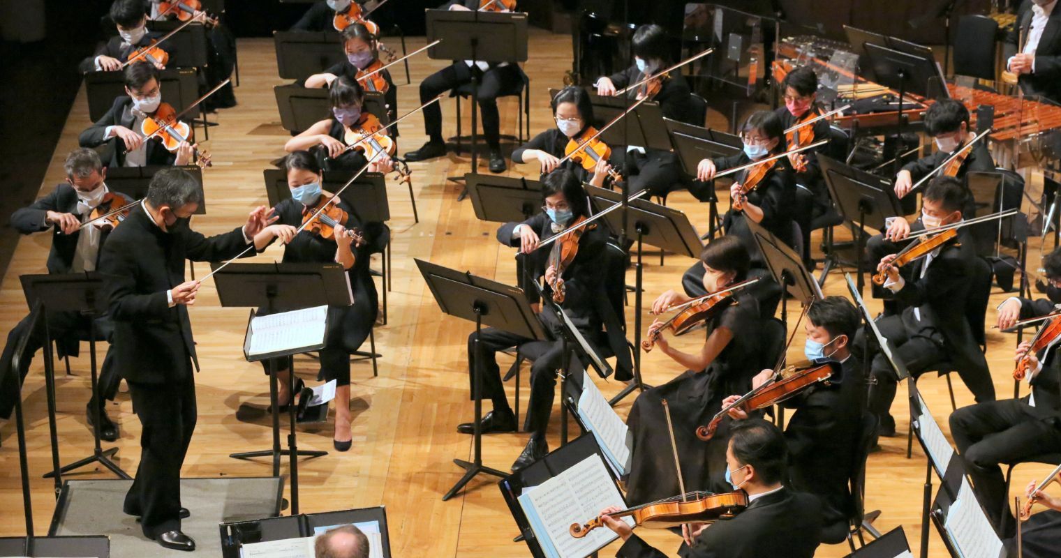 Ken Lam conducting the Hong Kong Sinfonietta © HK Sinfonietta Ltd