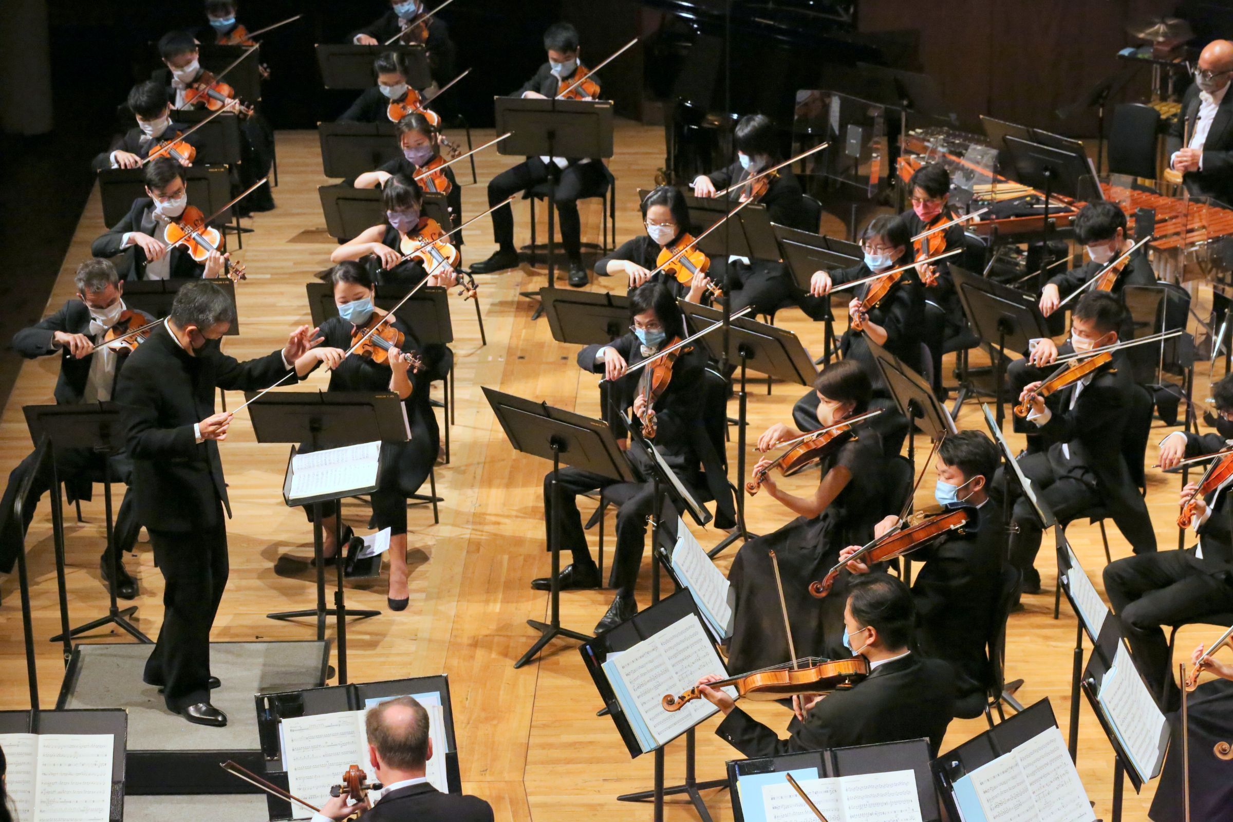 Ken Lam conducting the Hong Kong Sinfonietta © HK Sinfonietta Ltd