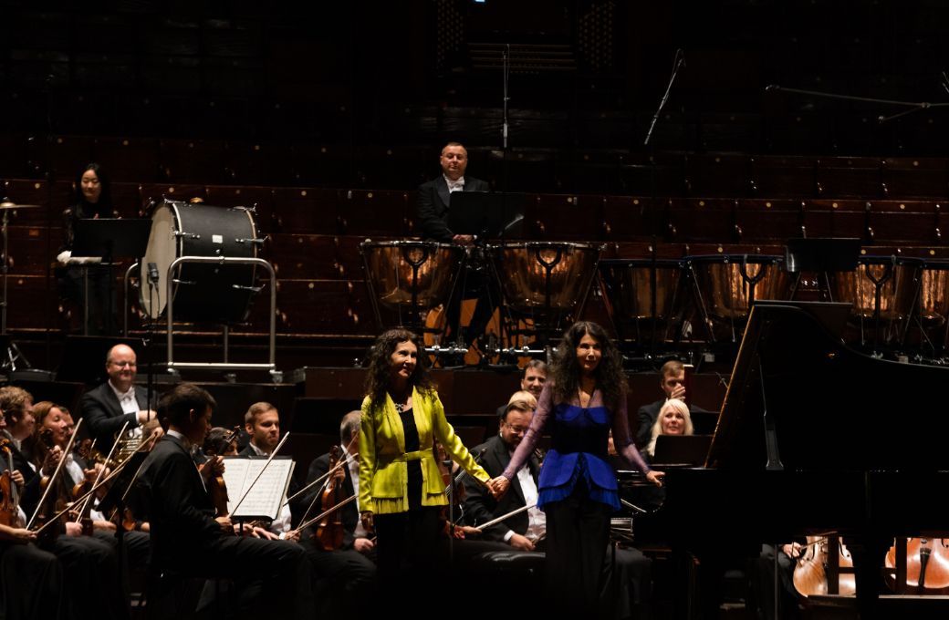 Katia and Marielle Lab&egrave;que and the Czech Philharmonic &copy; Jassy Earl
