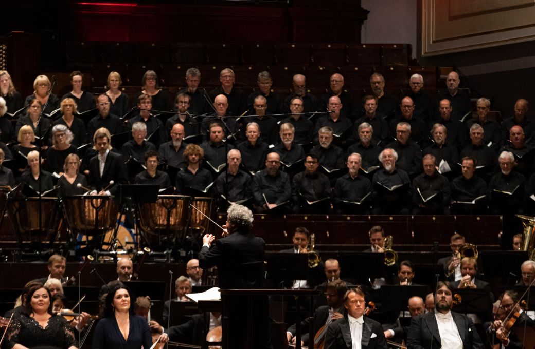 Semyon Bychkov conducts the Edinburgh Festival Chorus and Czech Philharmonic &copy; Jassy Earl