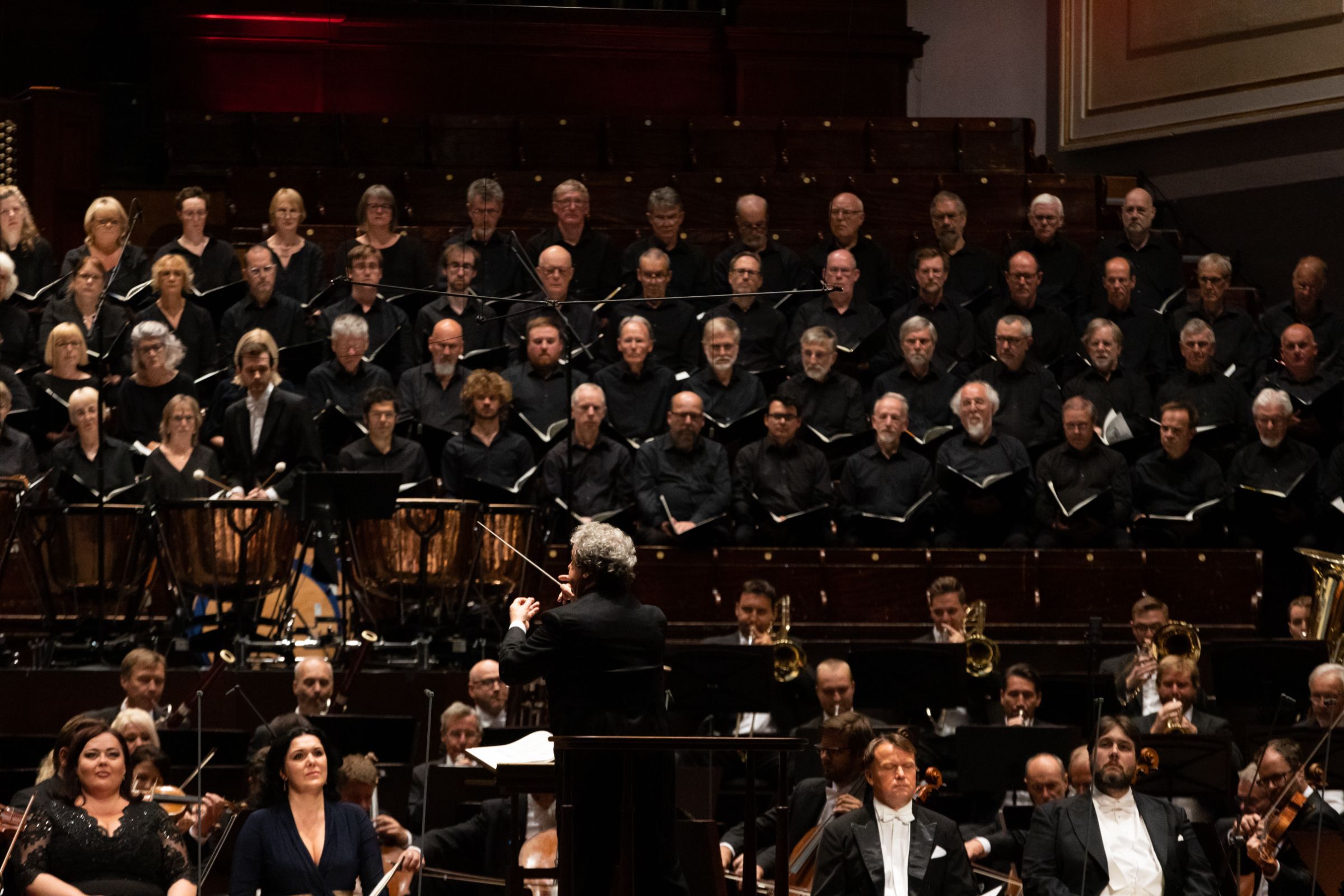 Semyon Bychkov conducts the Edinburgh Festival Chorus and Czech Philharmonic &copy; Jassy Earl