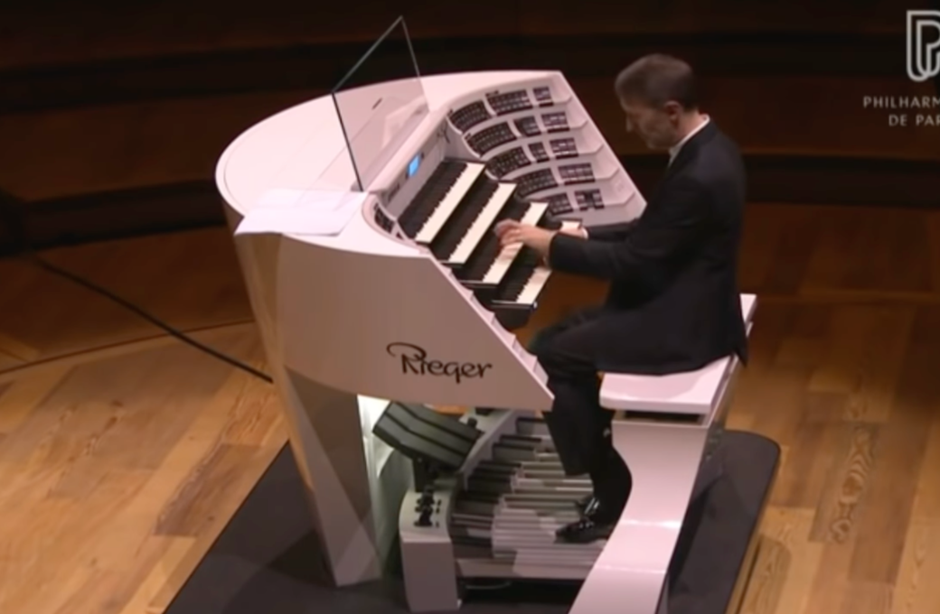 Olivier Latry playing the Rieger Orgelbau in the Philharmonie de Paris &copy; Philharmonie de Paris