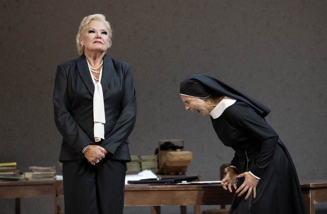 <i>Suor Angelica</i> : Karita Mattila (La Zia Principessa) et Asmik Grigorian (Suor Angelica) © SF | Monika Rittershaus