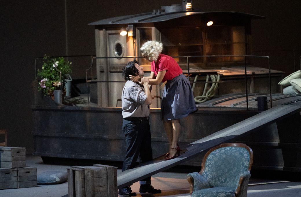 <i>Il tabarro</i>: Asmik Grigorian (Giorgetta) und Roman Burdenko (Michele) &copy; SF | Monika Rittershaus