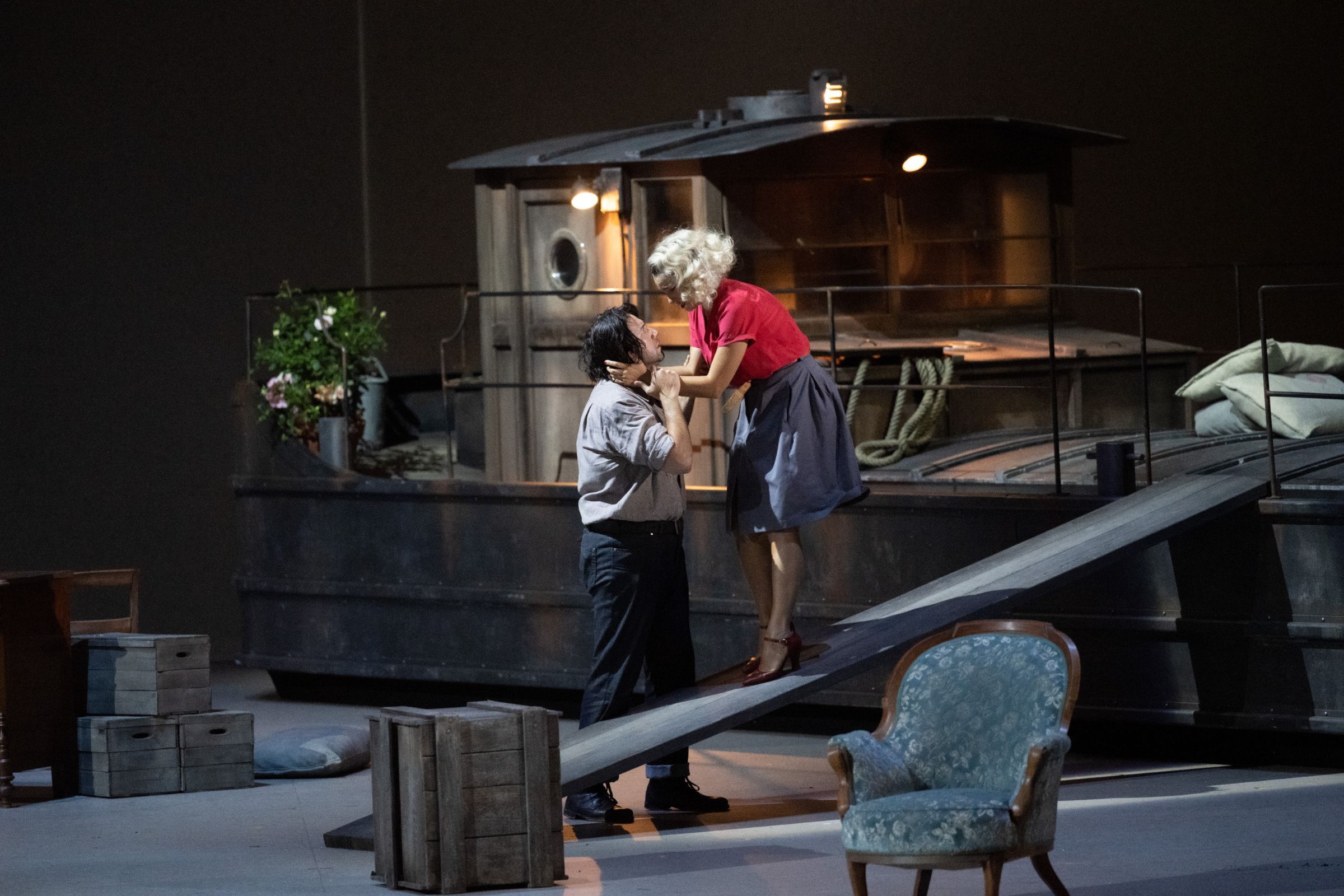 <i>Il tabarro</i>: Asmik Grigorian (Giorgetta) und Roman Burdenko (Michele) &copy; SF | Monika Rittershaus