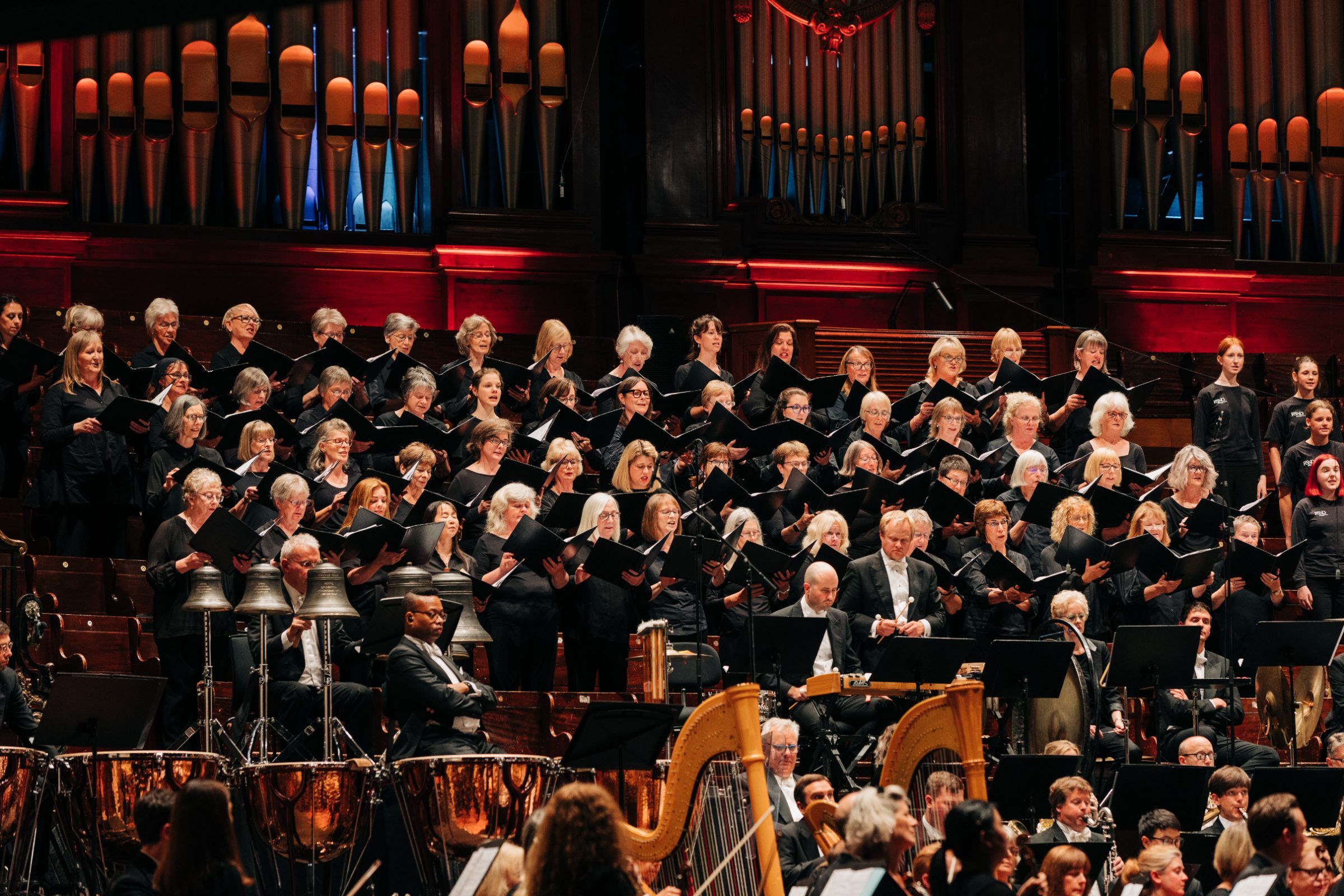 Members of the Edinburgh Festival Chorus, the RSNO Junior Chorus and RSNO © Andrew Perry