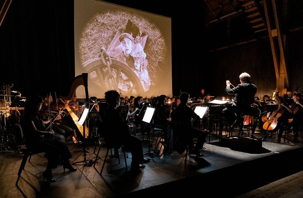 Valentin Reymond conducts the Orchestre des Jardins Musicaux &copy; Giona Mottura