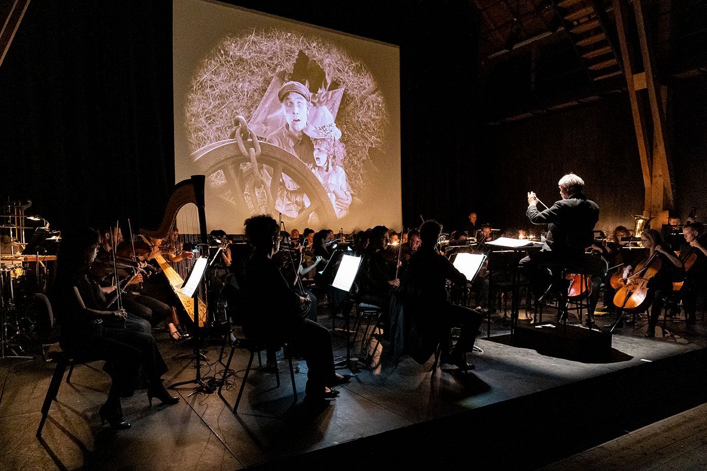 Valentin Reymond conducts the Orchestre des Jardins Musicaux &copy; Giona Mottura