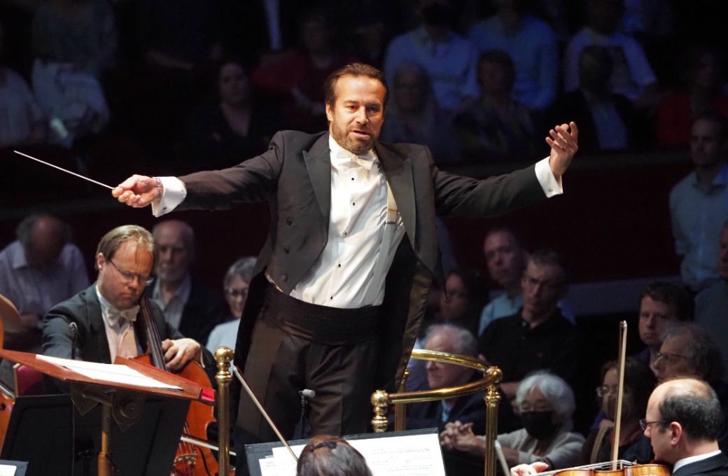 Fabien Gabel conducts the BBC SO © Sisi Burn