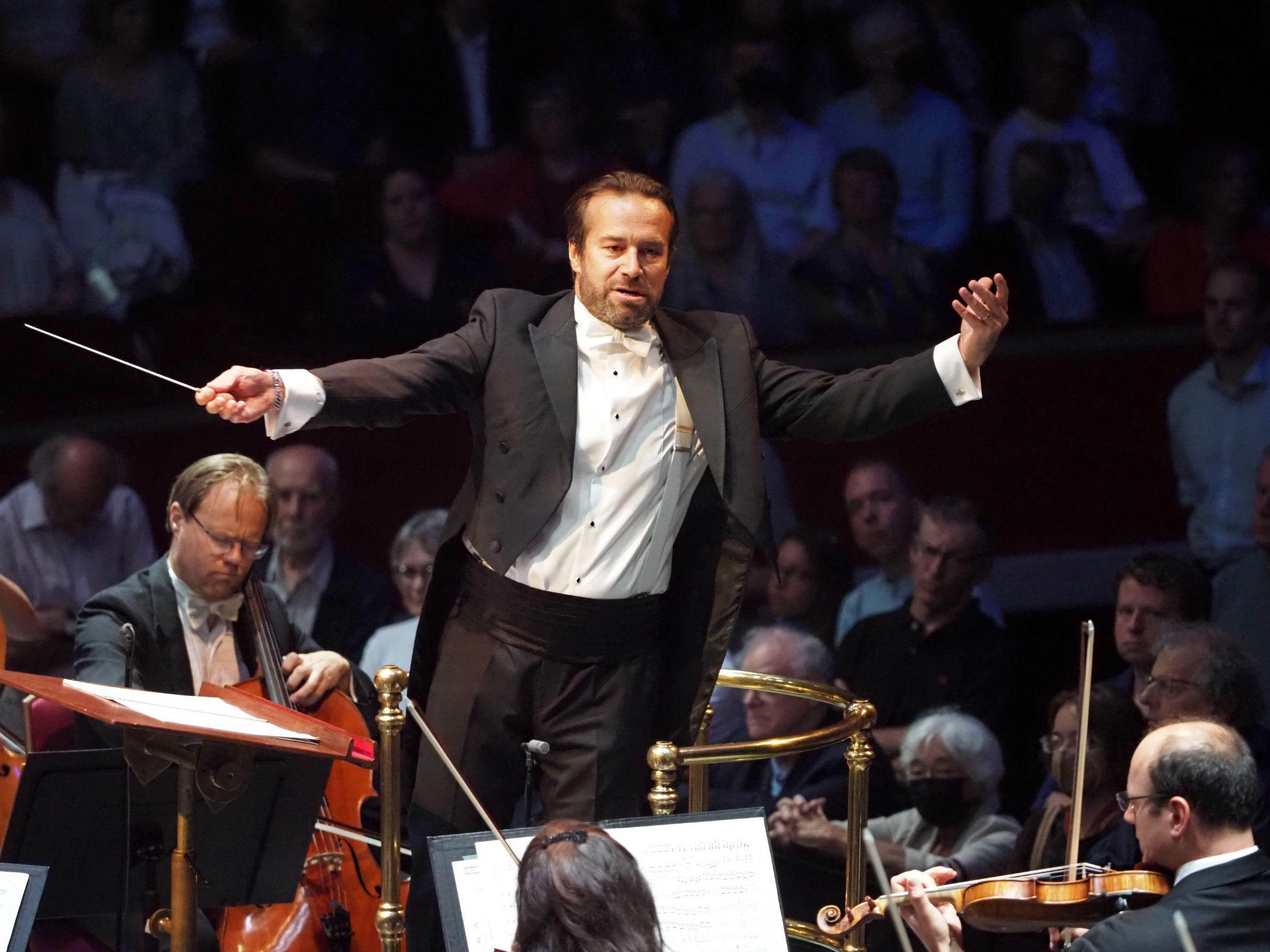 Fabien Gabel conducts the BBC SO &copy; Sisi Burn