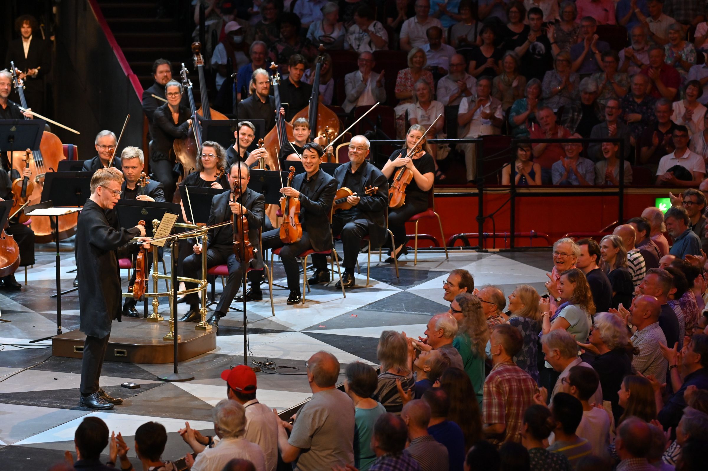 Pekka Kuusisto greets the Prommers © BBC | Chris Christodoulou