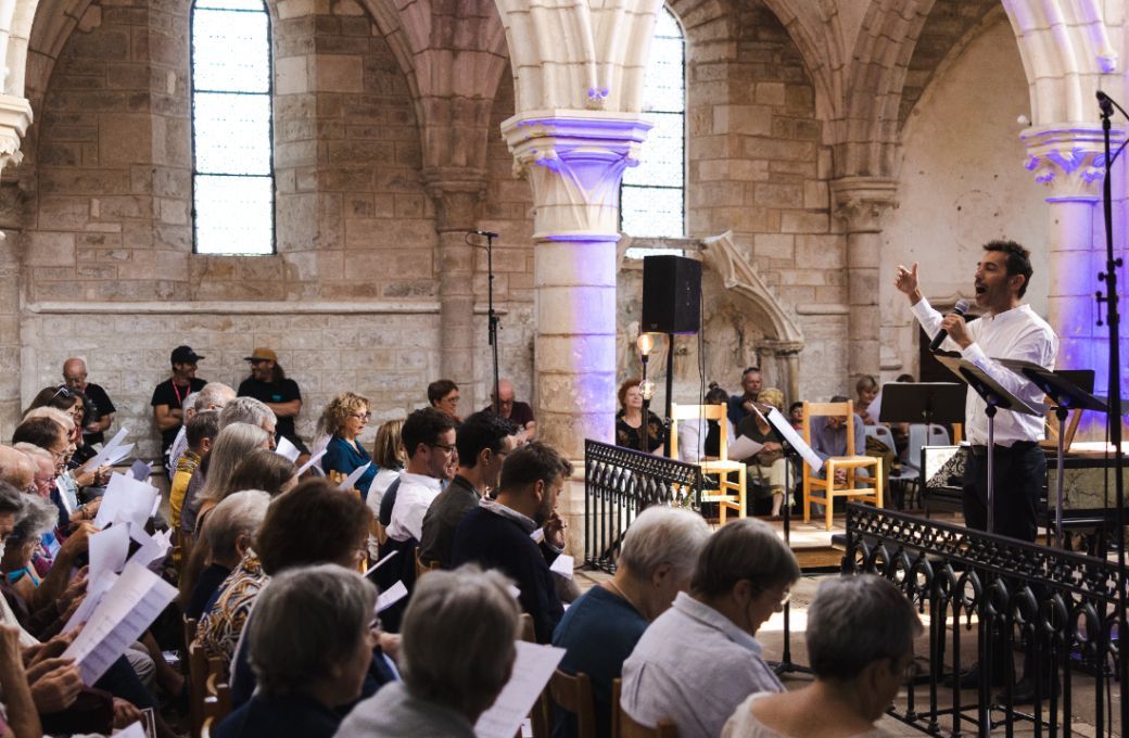 Olivier Fortin apprenant la cantate au public des Rencontres musicales de Vézelay © Vincent Arbelet