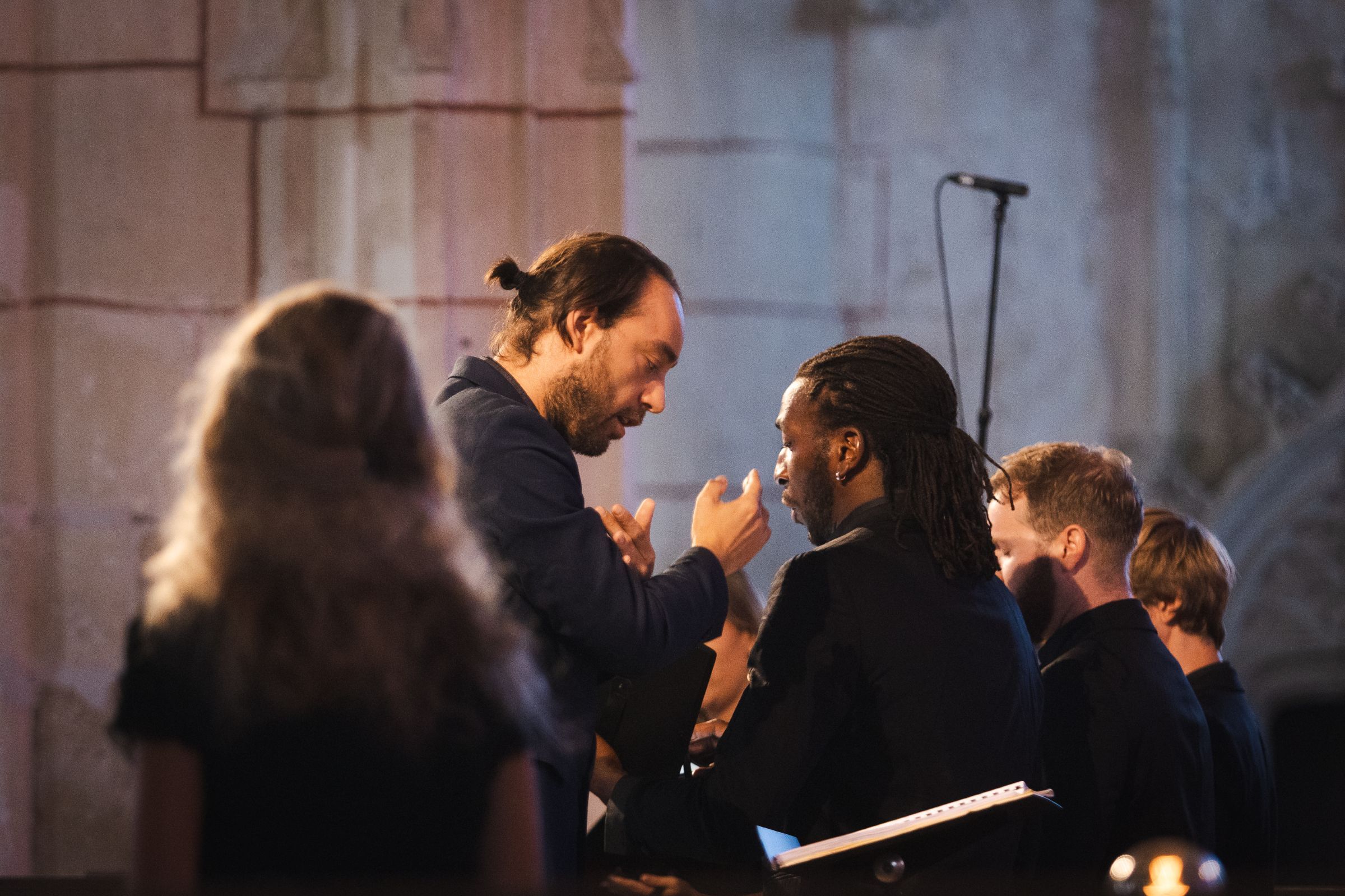 Bruno Kele-Baujard dirige l'Ensemble Zene dans l'église de Vault-de-Lugny © Vincent Arbelet