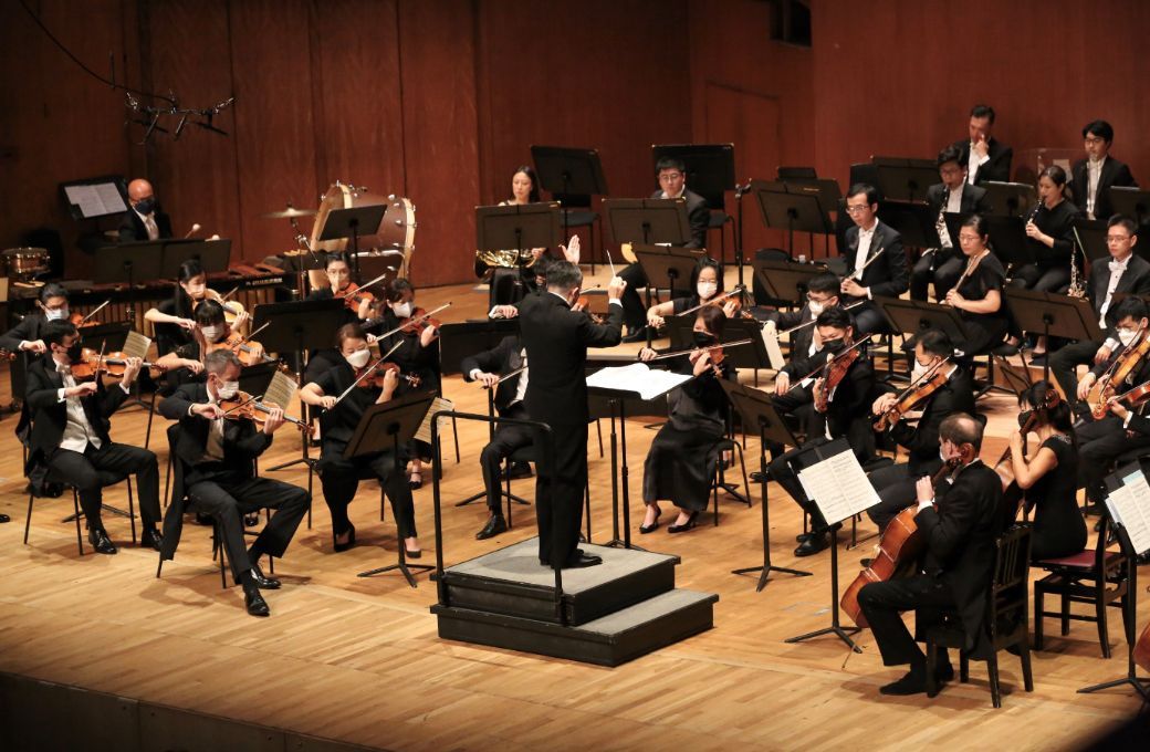 Ken Lam conducts the Hong Kong Sinfonietta © HK Sinfonietta Ltd