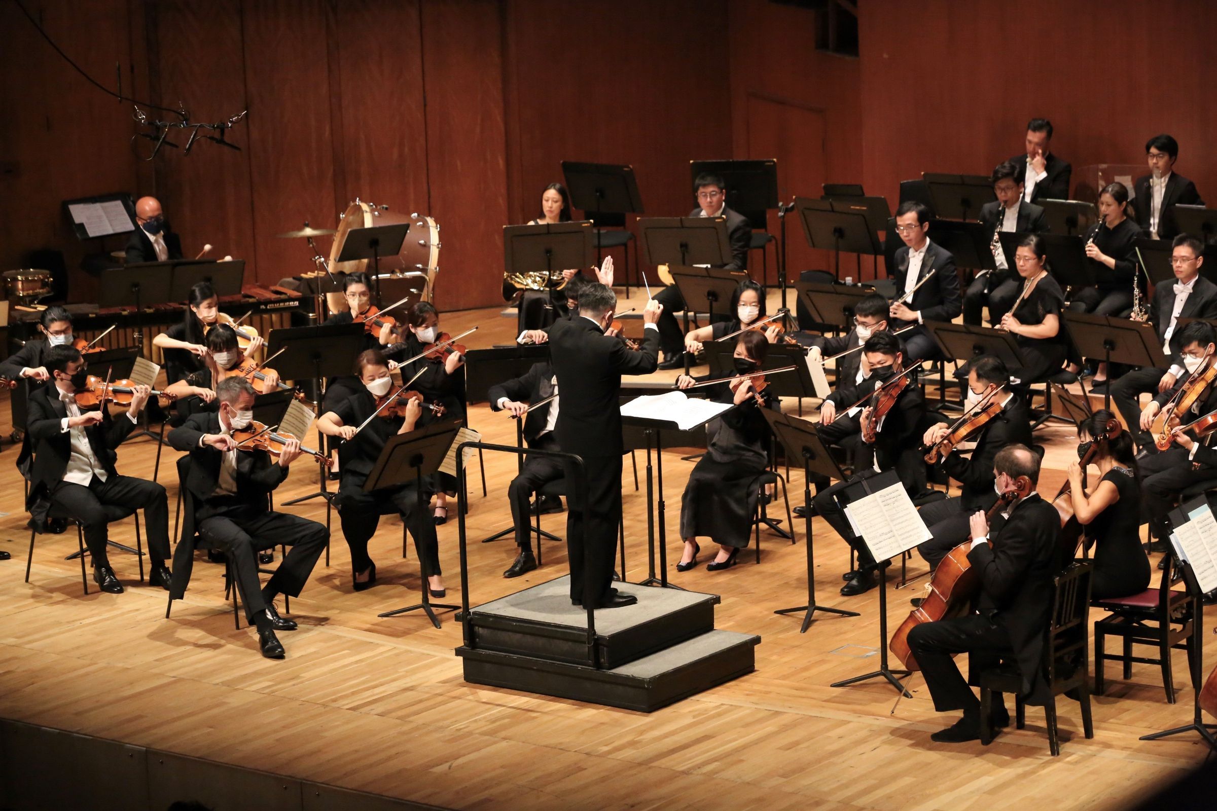 Ken Lam conducts the Hong Kong Sinfonietta © HK Sinfonietta Ltd