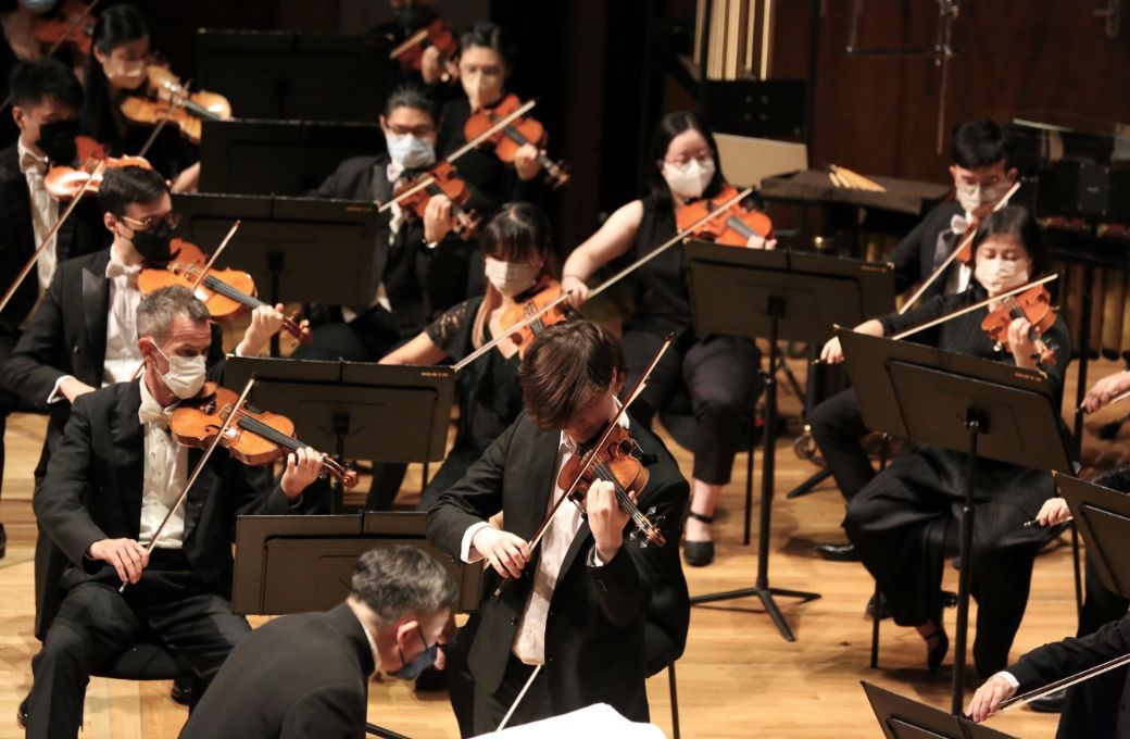 Luka Faulisi, Ken Lam and the Hong Kong Sinfonietta © HK Sinfonietta Ltd
