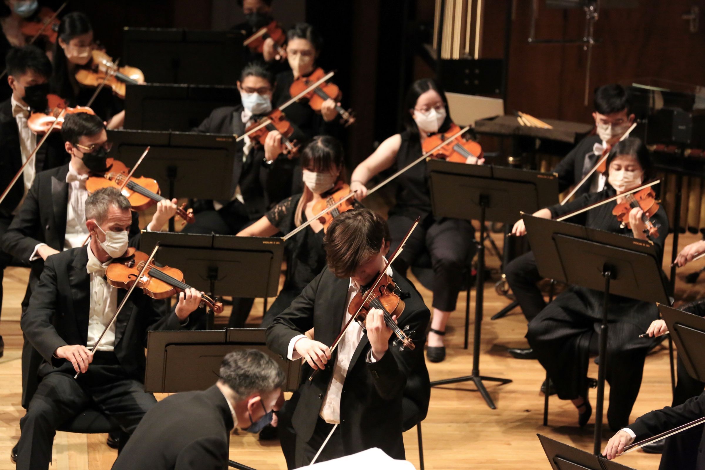 Luka Faulisi, Ken Lam and the Hong Kong Sinfonietta © HK Sinfonietta Ltd