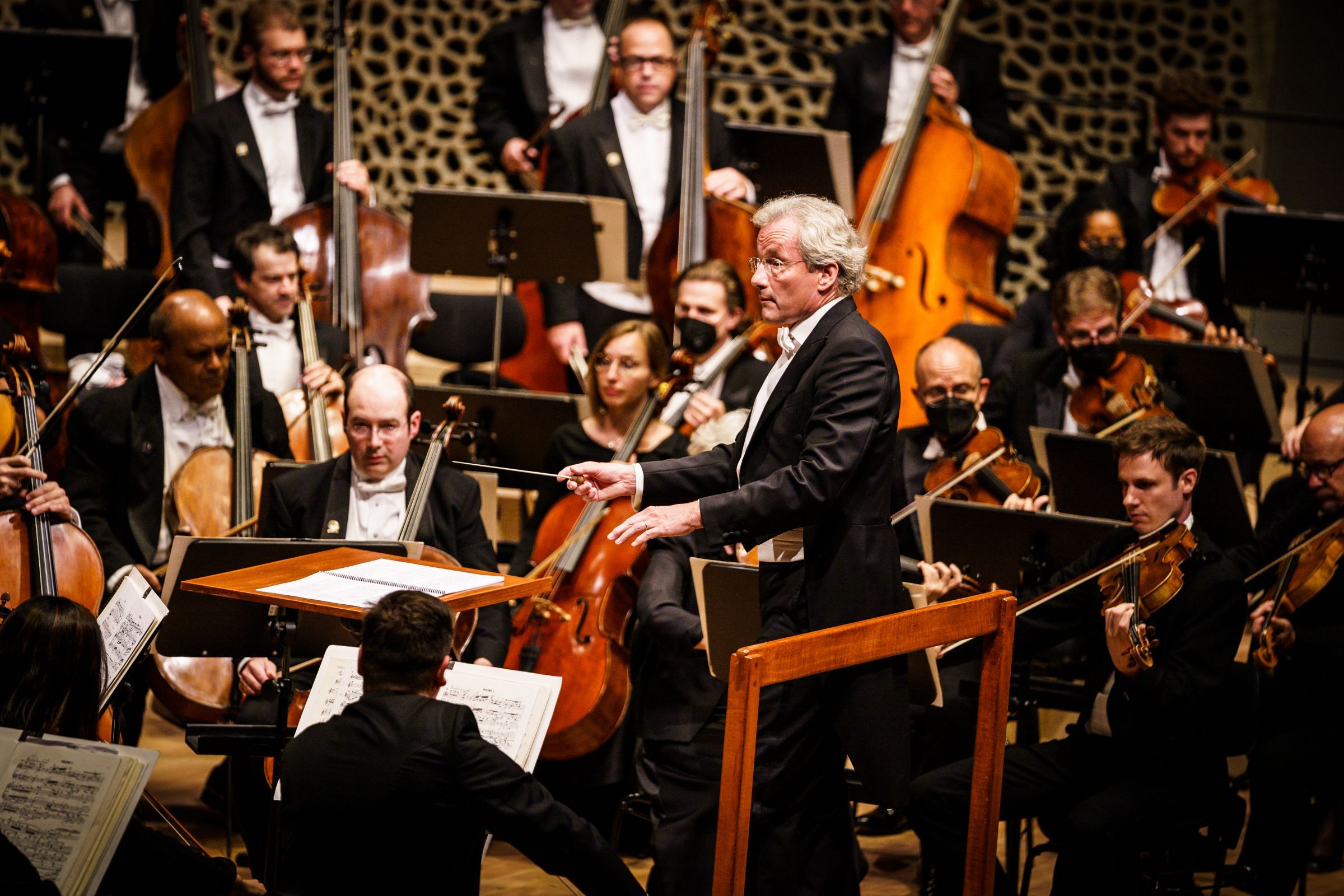 Franz Welser-Möst conducts The Cleveland Orchestra © Sebastian Madej