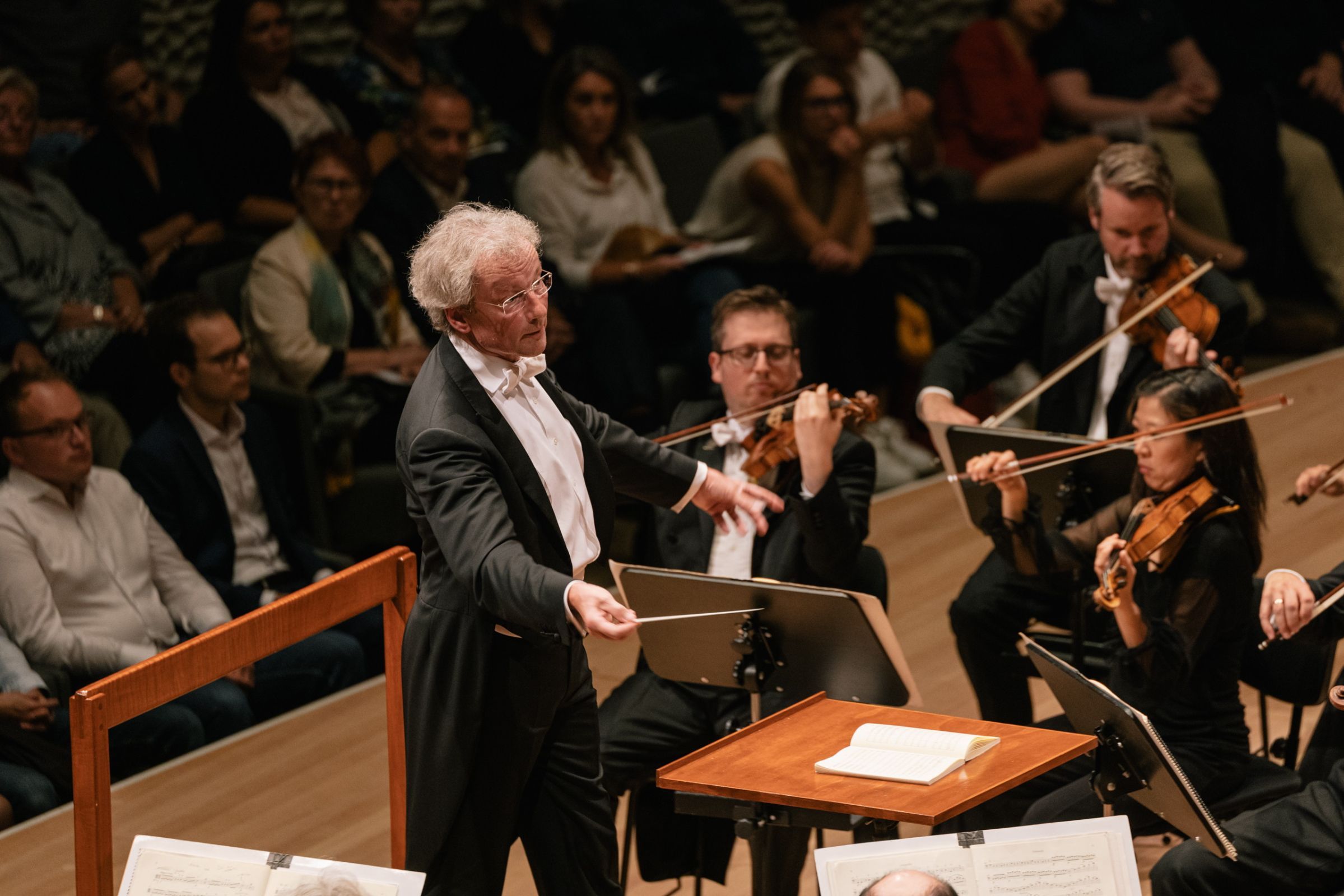 Franz Welser-Möst conducts The Cleveland Orchestra © Daniel Dittus