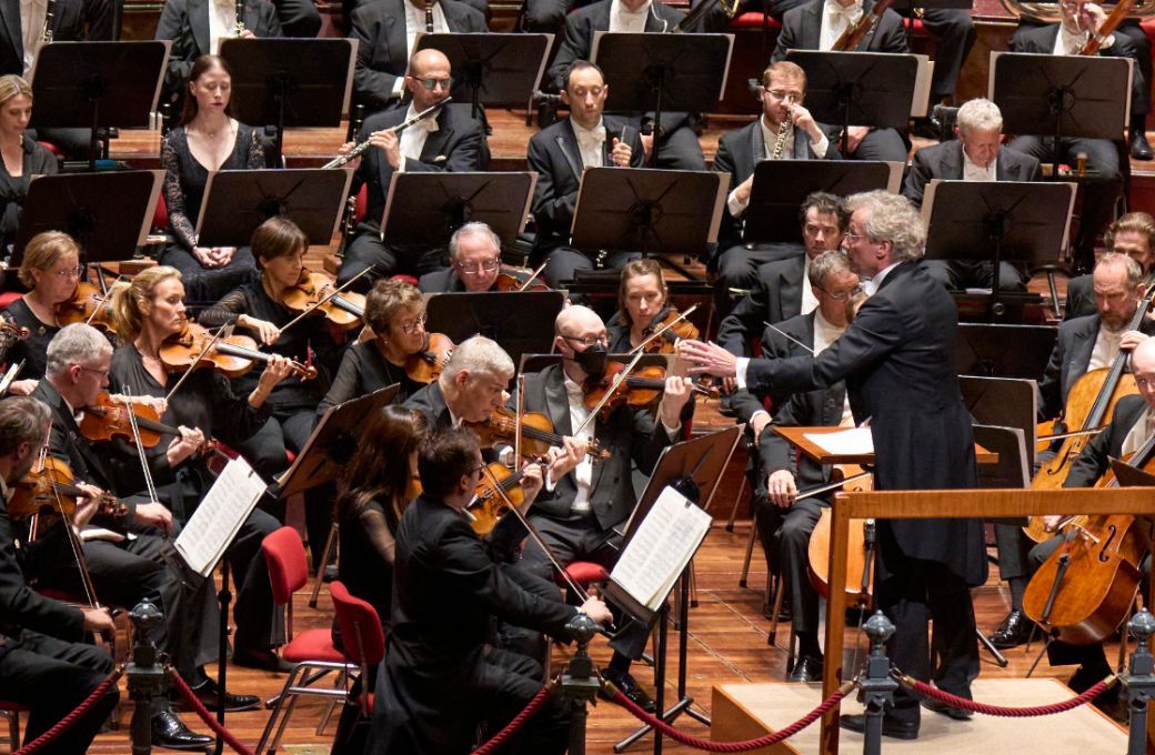 Franz Welser-Möst dirigiert das Cleveland Orchestra © Roger Mastroianni, Courtesy of The Cleveland Orchestra