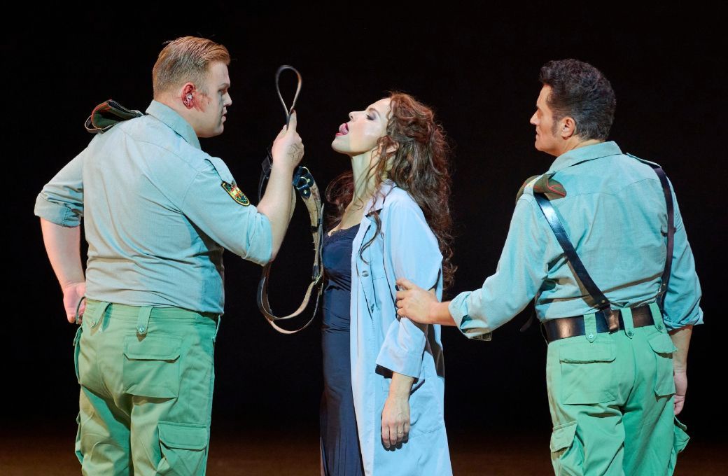 Ilja Kazakov (Zuniga), Elīna Garanča (Carmen) und Piotr Beczała (Don José) © Michael Pöhn | Wiener Staatsoper