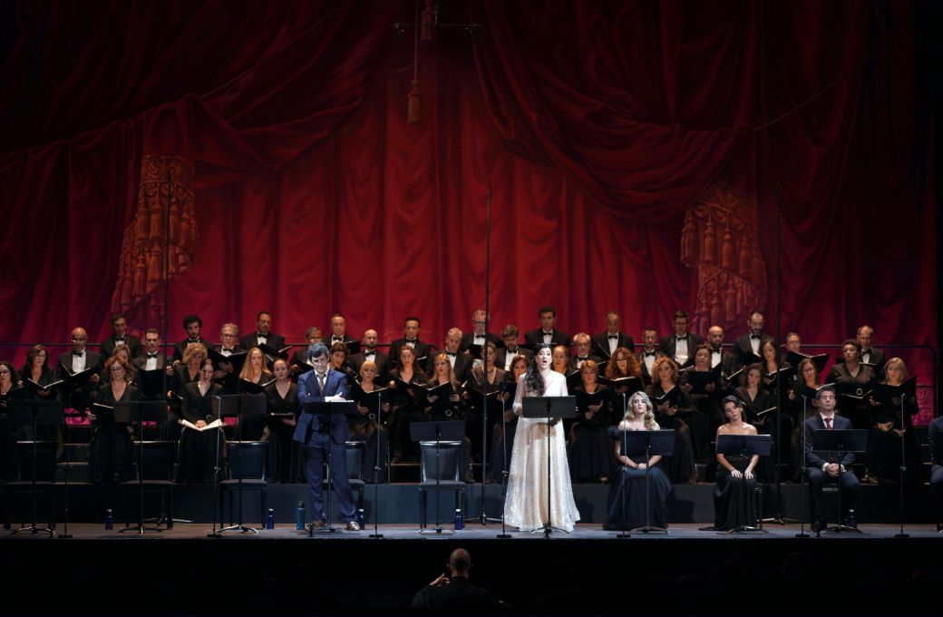 Andeka Gorrotxategi (Calisto) y Miren Urbieta-Vega (Melibea), el coro y García Calvo en el foso. © Elena del Real | Teatro de la Zarzuela