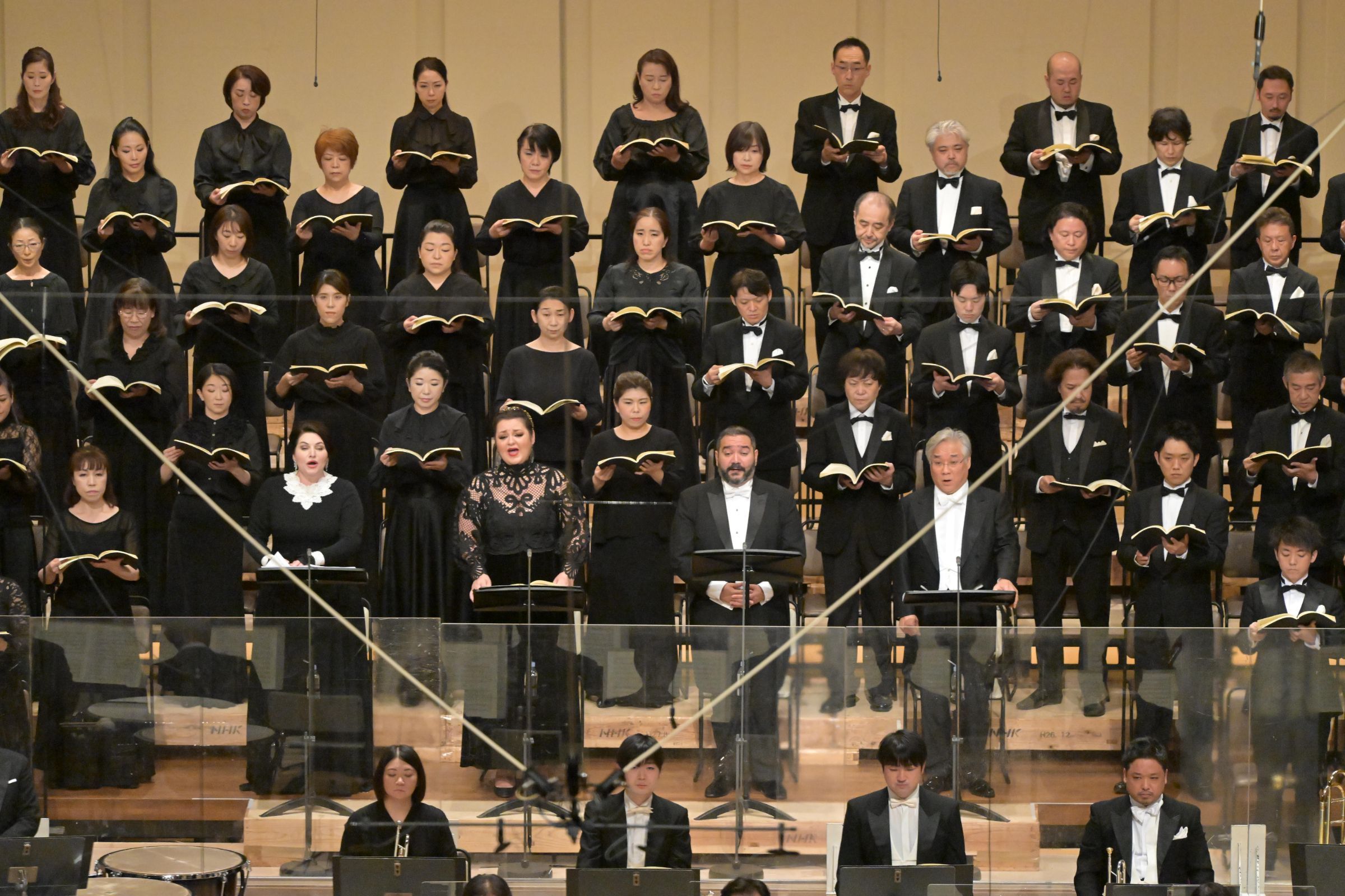 Hibla Gerzmava, Olesya Petrova, René Barbera, Kwangchul Youn and the New National Theatre Chorus &copy; NHKSO