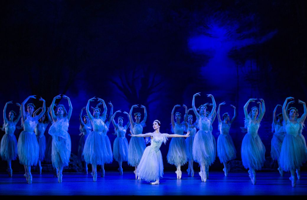 Elizaveta Gogidze and the corps de ballet in <i>Giselle</i> &copy; Mark Senior