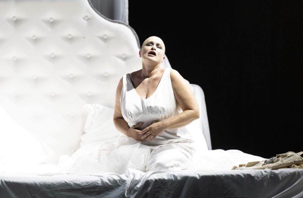 &Aacute;ngeles Blancas Gul&iacute;n (Emilia Marty) &copy; Richard Hubert Smith
