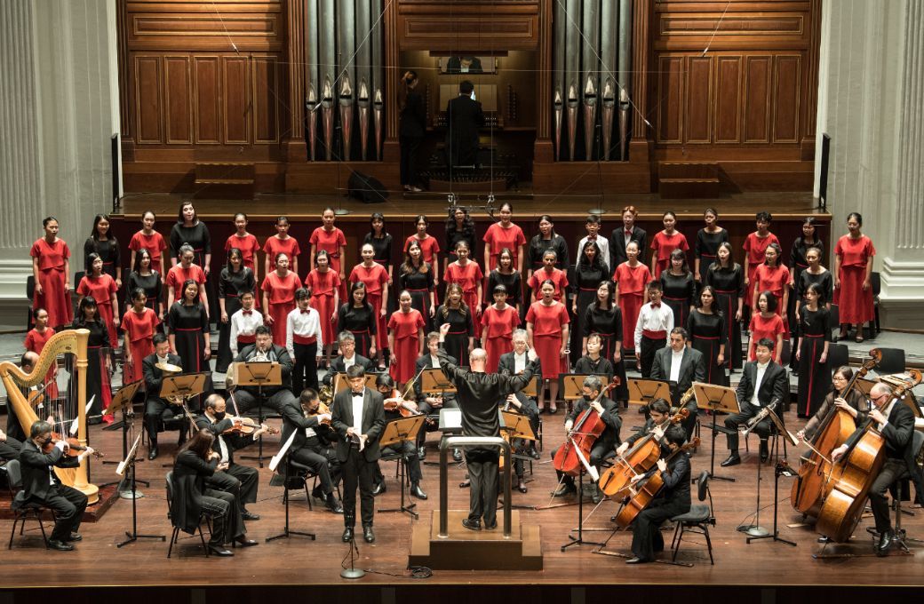 Stephen Layton conducts the Singapore Symphony Youth and Children's Choirs &copy; Singapore Symphony Orchestra | Jack Yam