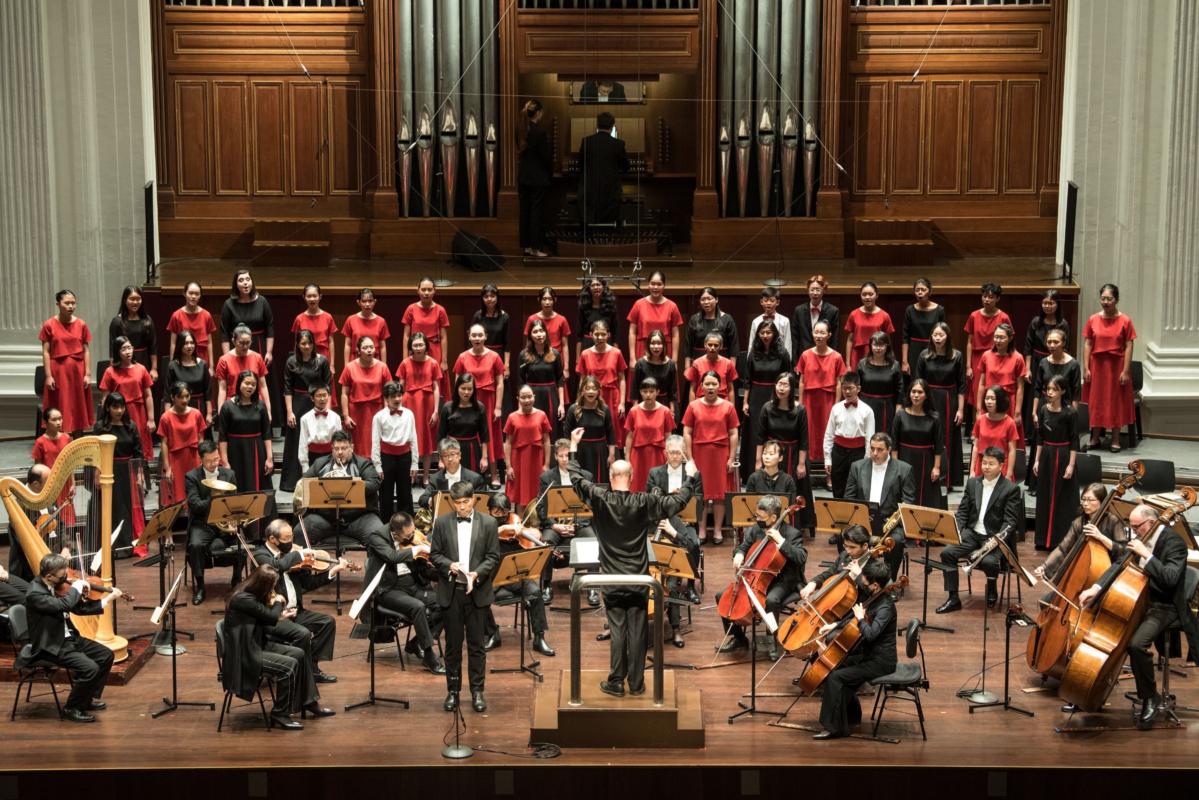 Stephen Layton conducts the Singapore Symphony Youth and Children's Choirs &copy; Singapore Symphony Orchestra | Jack Yam