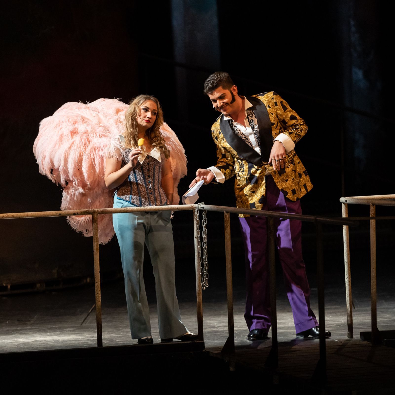 Barbora Řeřichová (Daisy Parker) and Daniel Matoušek (Mustafah) © Národní divadlo | Zdeněk Sokol