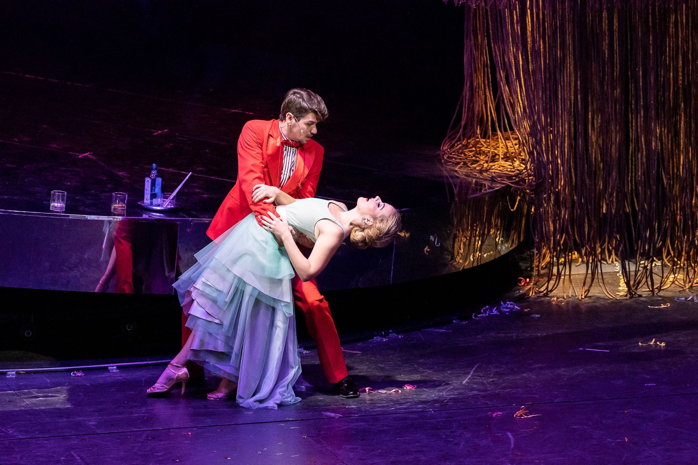 Jakub Svojanovský (Célestine) and Doubravka Součková (Madeleine de Faublas) © Národní divadlo | Zdeněk Sokol