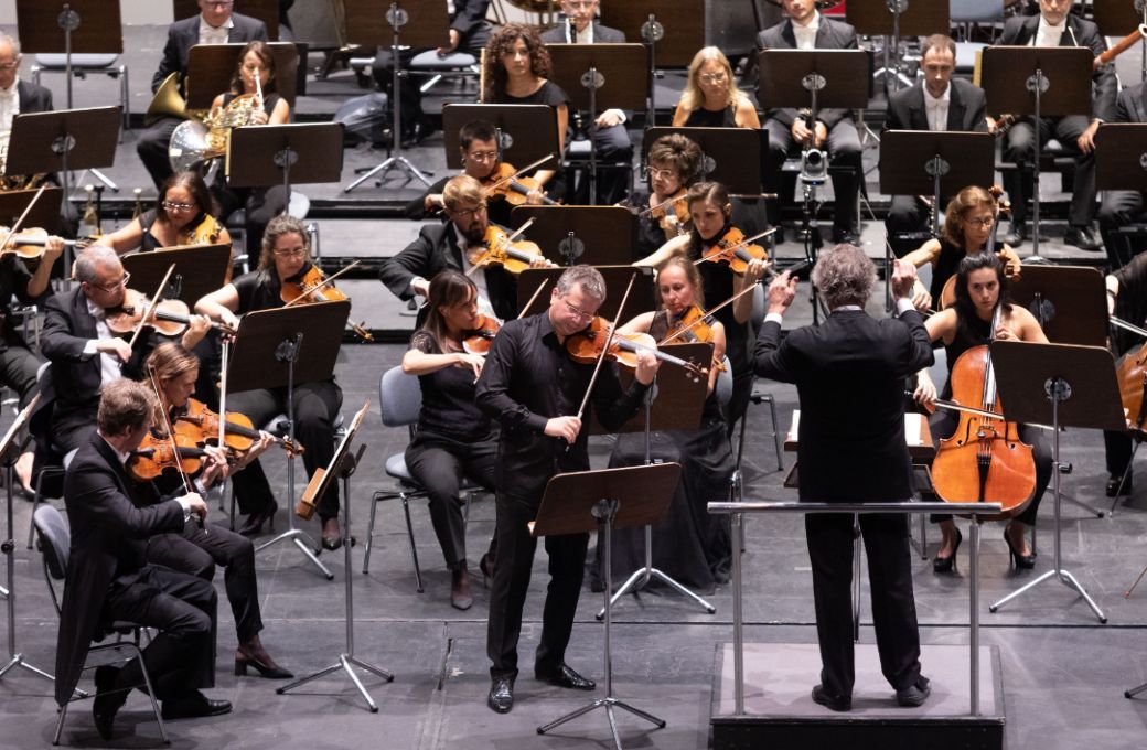 El violinista Dmitri Makhtin y Jean-Claude Casadesus al frente de la Sinfónica de Tenerife © Miguel Barreto | Sinfónica de Tenerife