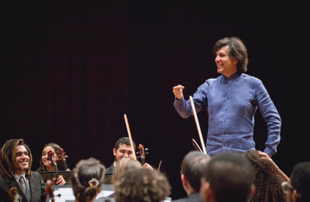 Ricardo Castro et l'Orchestre Neojiba en 2016 © DR