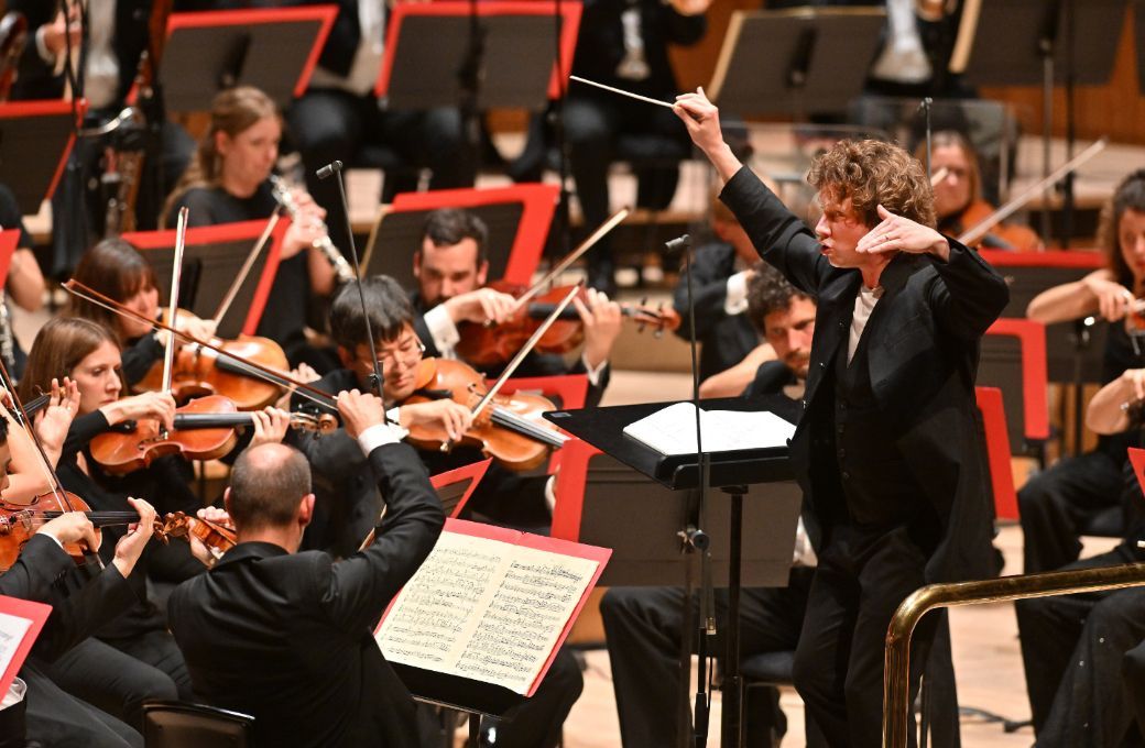 Santtu-Mathias Rouvali and the Philharmonia Orchestra © Mark Allan