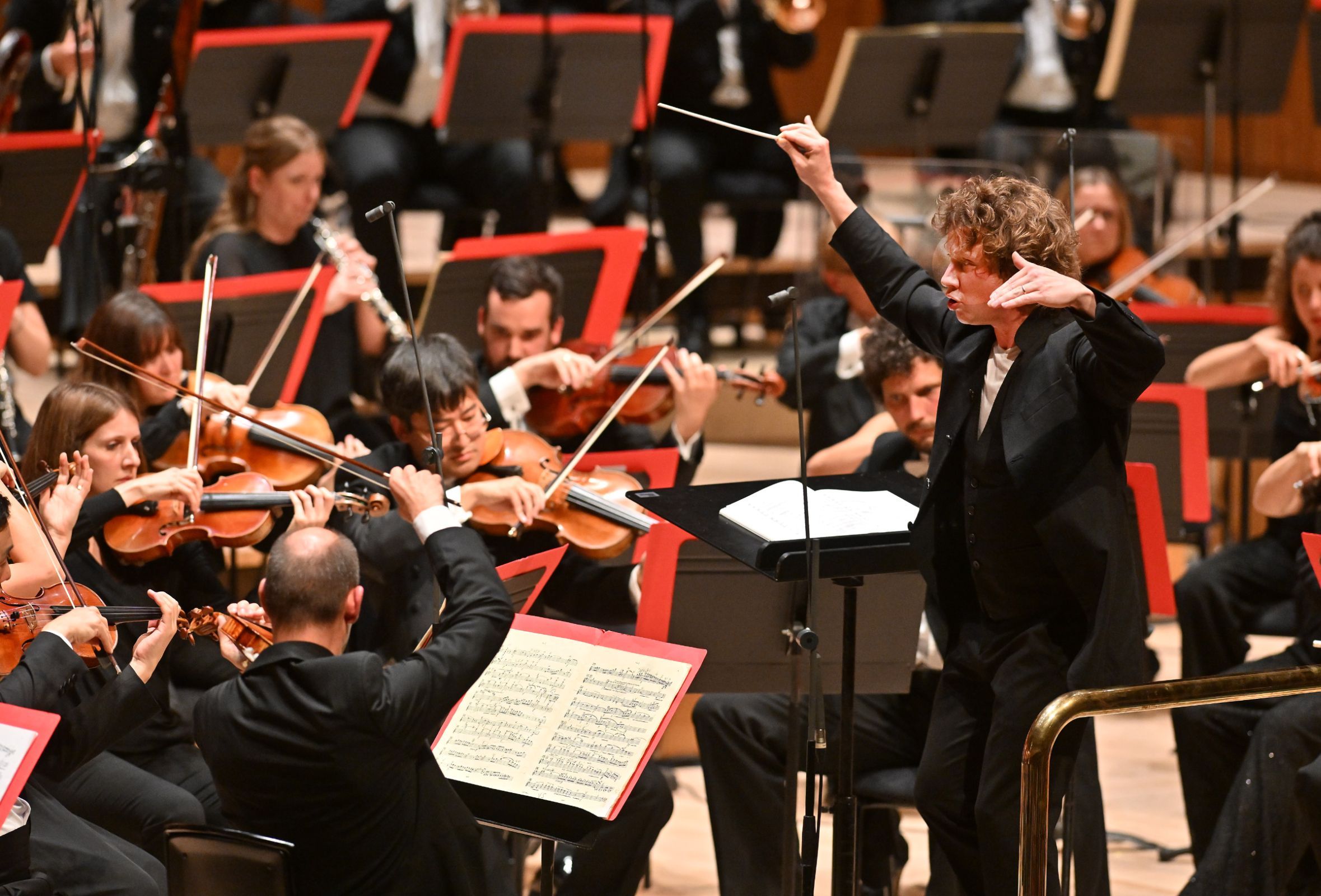 Santtu-Mathias Rouvali and the Philharmonia Orchestra © Mark Allan