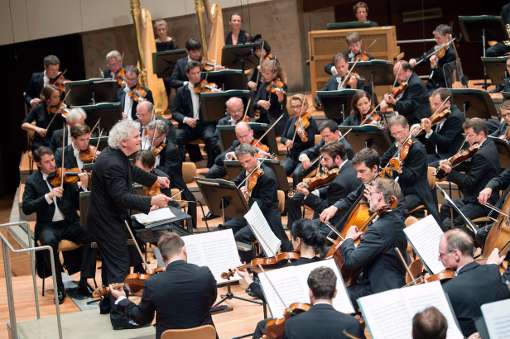 Sir Simon Rattle &agrave; la t&ecirc;te des Berliner Philharmoniker &copy; Monika Rittershaus