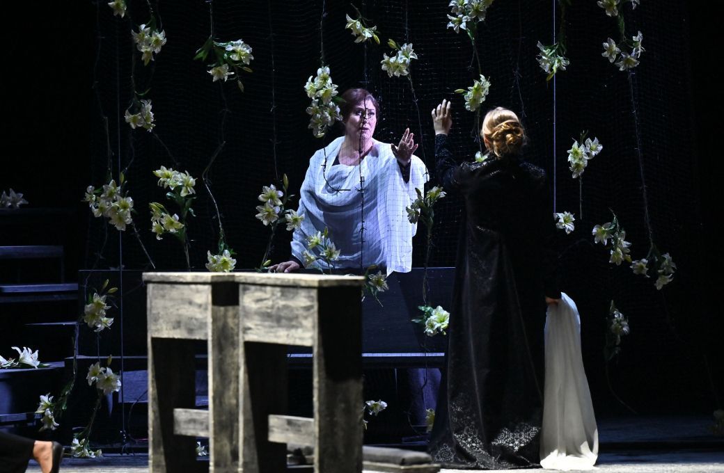 Anna Pirozzi (Leonora) and Sally Demonte (Leonora) &copy; Roberto Ricci