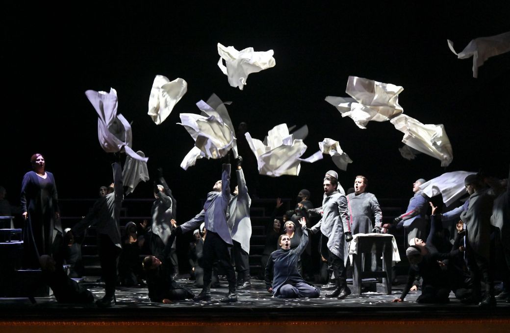 Anna Pirozzi (Leonora), Simon Mechliński (Conte di Luna) and Chorus &copy; Roberto Ricci