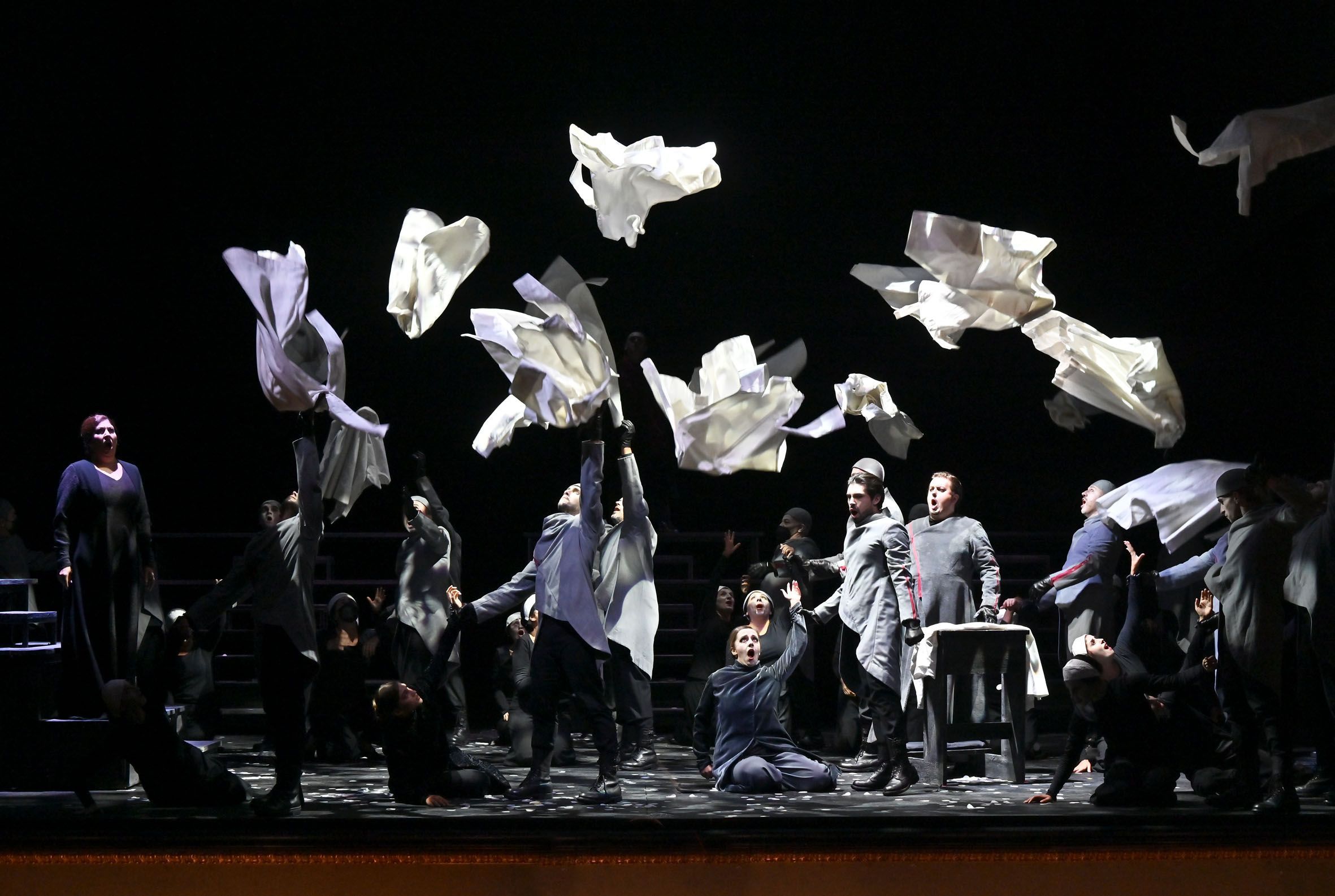 Anna Pirozzi (Leonora), Simon Mechliński (Conte di Luna) and Chorus &copy; Roberto Ricci