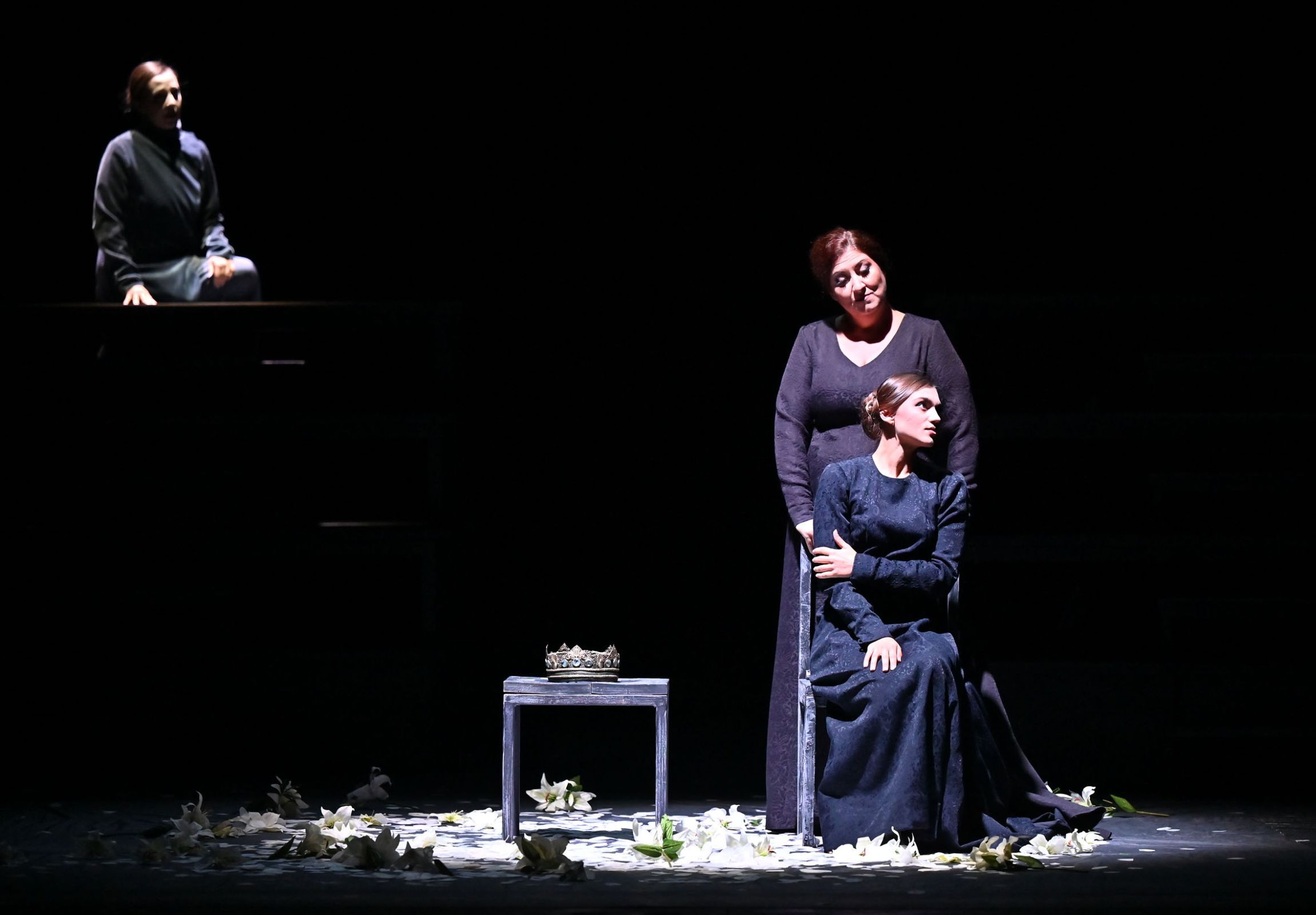 Anna Pirozzi (Leonora) and Sally Demonte (Leonora) &copy; Roberto Ricci